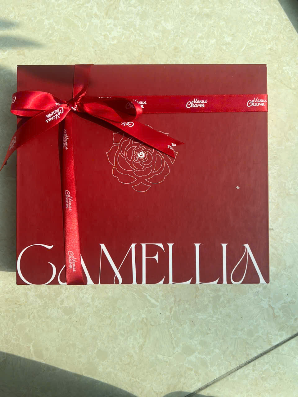 NOEL THÊM ẤM ÁP CÙNG HỘP QUÀ VENUS CHARM BUỘC RUY BĂNG ĐỎ