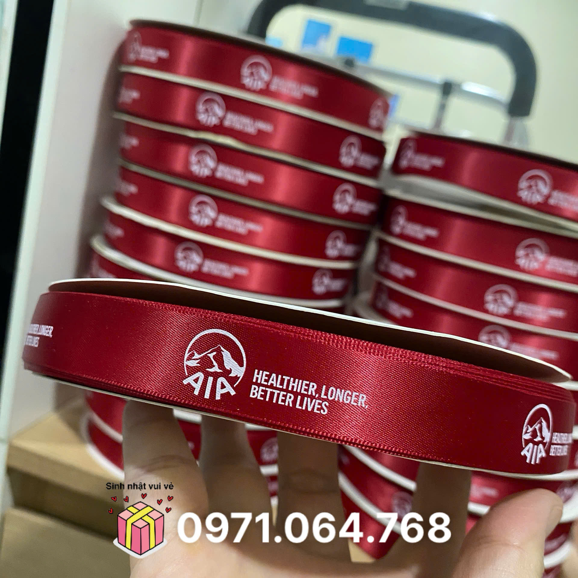 Quà Tặng Doanh Nghiệp Chuyên Nghiệp Hơn Nhờ Nơ Ruy Băng Đỏ Sang Trọng